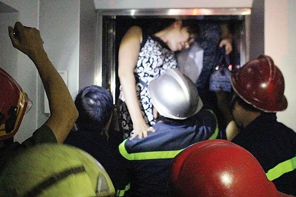 Cứu 5 người bị kẹt trong thang máy
