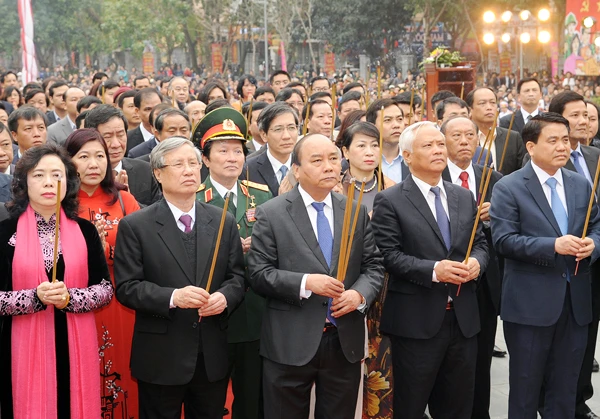 Thủ tướng Nguyễn Xuân Phúc dâng hương tại lễ hội Gò Đống Đa