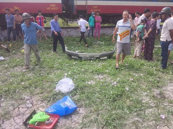 Tai nạn nghiêm trọng giữa ô tô và tàu hỏa, 2 người chết và nhiều người bị thương