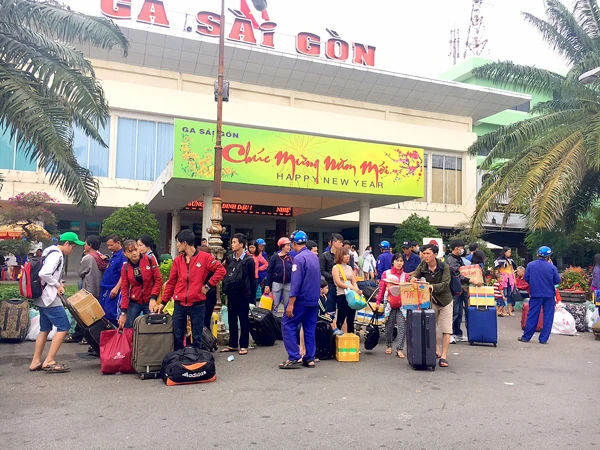 TPHCM: Sân bay, nhà ga, bến xe đều đông nghẹt người