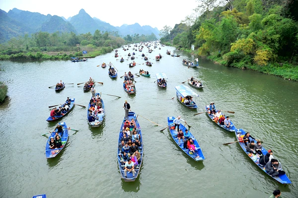 Lễ hội tiếp tục nóng