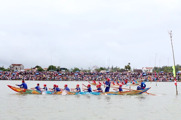 Hấp dẫn lễ hội đua ghe truyền thống làng Sung Tích