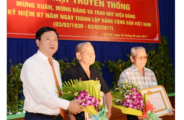 Trao huy hiệu Đảng cho 89 đảng viên đợt 3-2