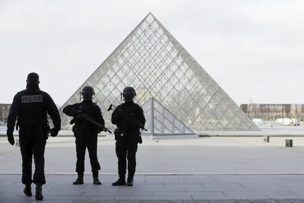 Bắn kẻ khủng bố tại Bảo tàng Louvre