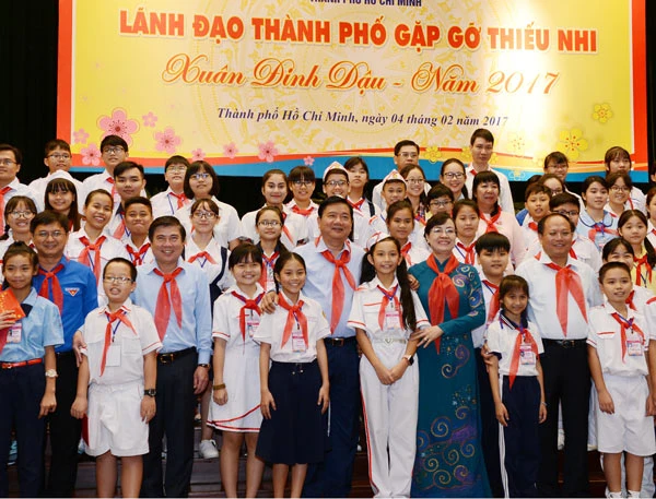 Lãnh đạo TPHCM gặp gỡ thiếu nhi đầu xuân