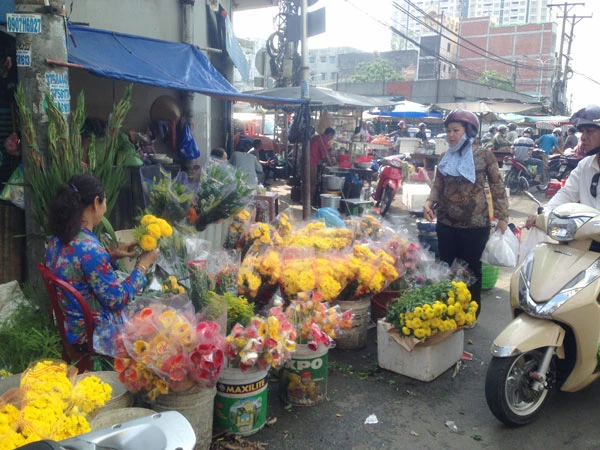 Cá lóc nướng, bông vạn thọ đắt hàng ngày Thần Tài