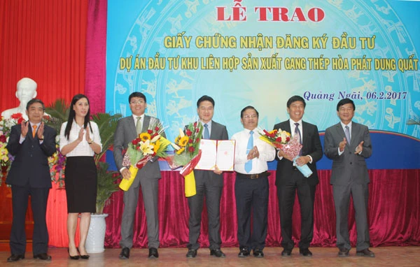Trao giấy chứng nhận đầu tư cho dự án gang thép Hòa Phát Dung Quất