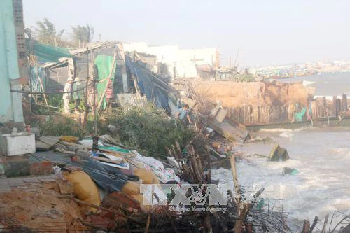 Biển xâm thực nhấn chìm 5 căn nhà tại Bình Thuận