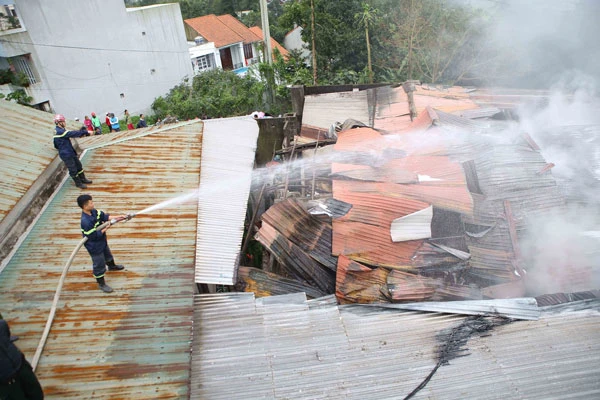Cháy xưởng sản xuất hương trầm ở Huế, 2 người bị thương