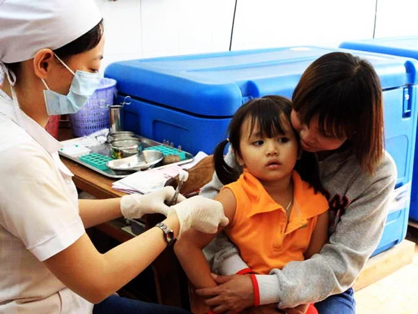 Tiêm vaccine ngừa viêm não Nhật Bản cho gần 180.000 trẻ
