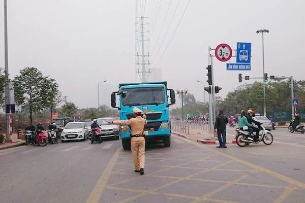 Ngày đầu Hà Nội xử phạt lấn làn buýt BRT