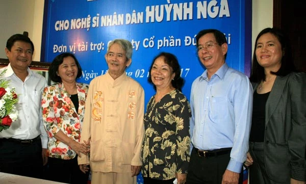 Đạo diễn - NSND Huỳnh Nga được trao tặng nhà mới