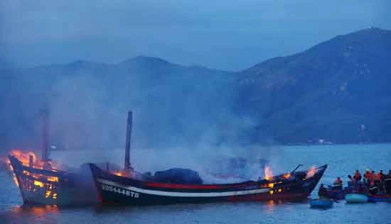 Ba tàu cá bốc cháy, thiệt hại hàng chục tỷ đồng