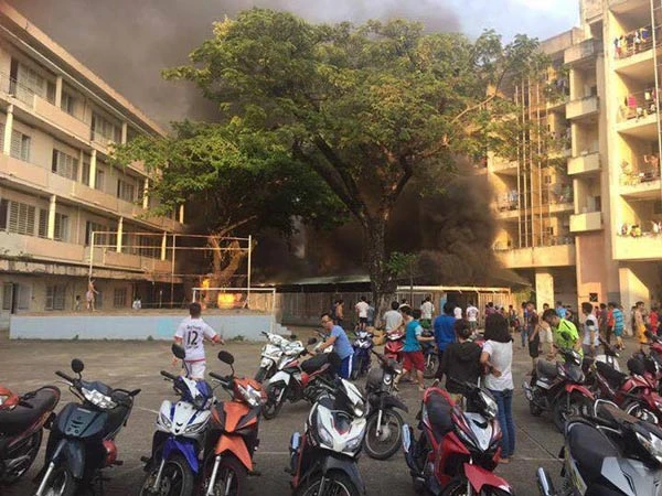 Nhà giữ xe trường ĐH Y Dược TPHCM bốc cháy, hàng trăm sinh viên tháo chạy