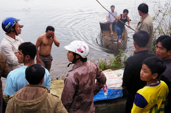 Lâm Đồng: Chèo xuồng ra hồ, hai cháu nhỏ chết đuối