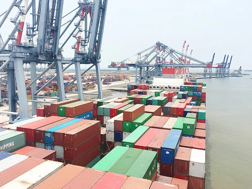 Siêu tàu container Triple-e 18.000Teu cập cảng Việt Nam