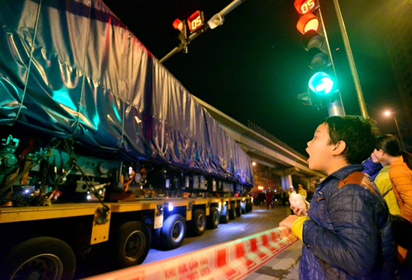 Cẩu thành công toa tàu đầu tiên lên ray tuyến đường sắt Cát Linh-Hà Đông