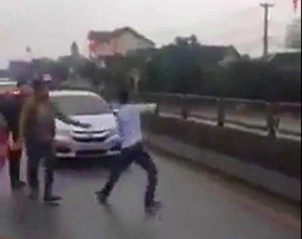 Xử phạt hành chính nhóm thanh niên nhảy múa, chặn xe trên quốc lộ 1A