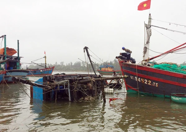 Quảng Trị: Ứng cứu một tàu cá bị lốc nhấn chìm ở cửa biển
