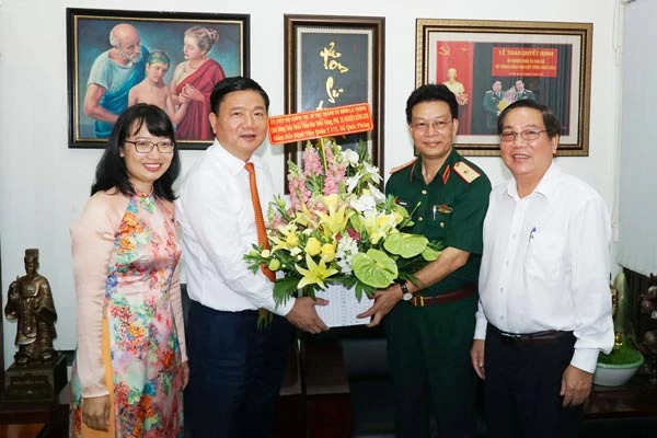Bí thư Thành ủy TPHCM Đinh La Thăng thăm các đơn vị y tế