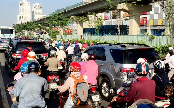 Ùn tắc cửa ngõ vào sân bay Tân Sơn Nhất và xa lộ Hà Nội