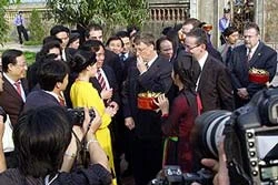Bill Gates về làng quê Việt Nam nghe quan họ và ăn trầu