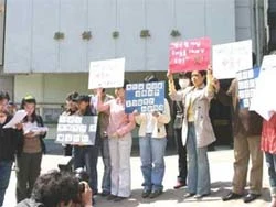 Hàn Quốc: Biểu tình phản đối bài báo về cô dâu Việt