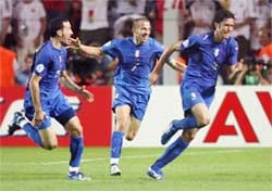 Tuyển Ý – 11 bàn thắng, 10 người ghi bàn