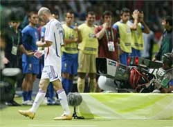 Zidane – ranh giới mong manh giữa vinh và nhục