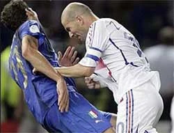 Zidane xin lỗi, mọi chuyện vẫn còn rối rắm