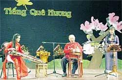 GSTS Trần Văn Khê cùng biểu diễn với CLB Tiếng hát quê hương