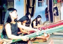 50 phụ nữ dân tộc thiểu số học nghề dệt thổ cẩm miễn phí