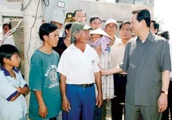 Thủ tướng Nguyễn Tấn Dũng thăm nhân dân vùng bão
