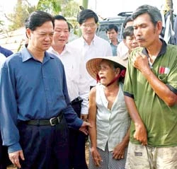 Thủ tướng Nguyễn Tấn Dũng kiểm tra công tác khắc phục hậu quả bão số 9 ở Bến Tre, Tiền Giang