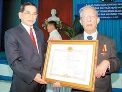 Đồng chí Trần Quốc Hương được tặng Huân chương Sao vàng