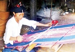 Khôi phục nghề dệt thổ cẩm ở buôn làng