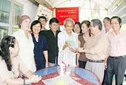 Đoàn Báo Sài Gòn Giải Phóng thăm nhà văn Trang Thế Hy