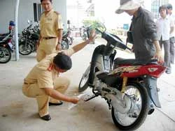Đăng ký xe gắn máy: Vẫn cần hộ khẩu và nhờ đến “cò”