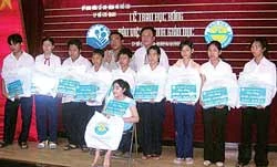 Tặng Học bổng Bảo Việt cho trẻ em có hoàn cảnh khó khăn