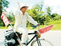 Người du lịch vòng quanh đất nước bằng xe đạp, đến Kon Tum