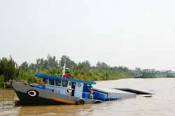 Tai nạn đường thủy, 1 sà lan chìm, hư hại hàng trăm tấn gạo