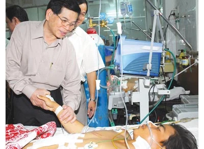 Chủ tịch nước Nguyễn Minh Triết: Chăm lo người sống là tỏ ân tình với người qua đời