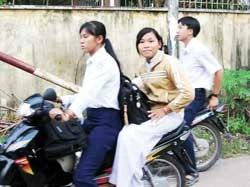Củ Chi: Học sinh vẫn vô tư đi xe gắn máy phân khối lớn đến trường