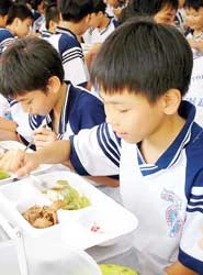 Nguy cơ suy dinh dưỡng từ bữa ăn học đường - Bài 2: Bữa ăn công nghiệp: Chất ít, lượng không nhiều!