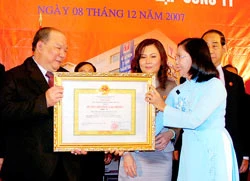 Bệnh viện Phụ sản quốc tế Sài Gòn đón Huân chương Lao động hạng ba