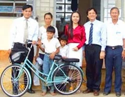 Hỗ trợ hai học sinh nghèo ở Tiền Giang