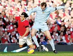 Premier League 2007-2008 Vòng đấu thứ 26 (loạt trận đêm 10-2, rạng sáng 11-2): Man “đỏ” lại thua Man “xanh”