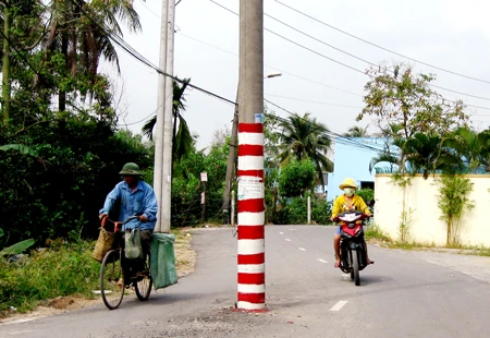 Cột điện giữa đường