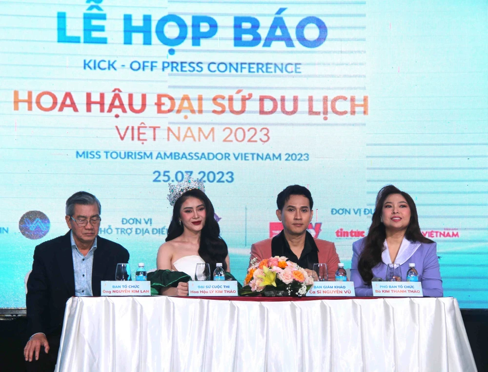 Đại diện ban tổ chức, ban giám khảo (ca sỹ Nguyên Vũ) và hoa hậu Lý Kim Thảo (Hoa hậu Du lịch Việt Nam Toàn cầu 2021) với vai trò gương mặt đại sứ quảng bá cho cuộc thi
