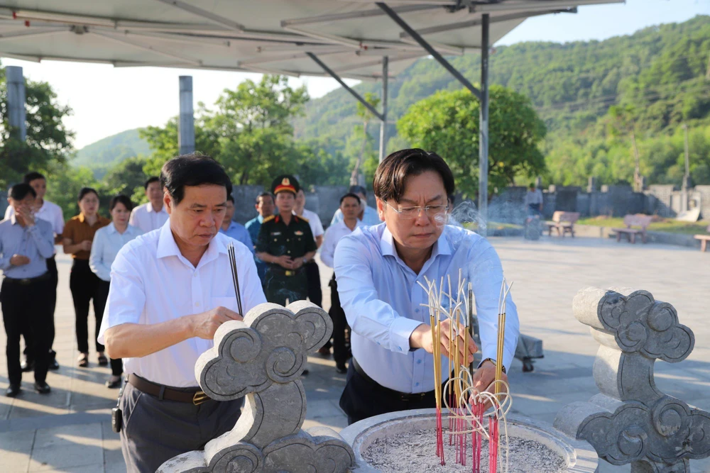 Lãnh đạo huyện Cẩm Xuyên dâng hương trước phần mộ cố Tổng Bí thư Hà Huy Tập
